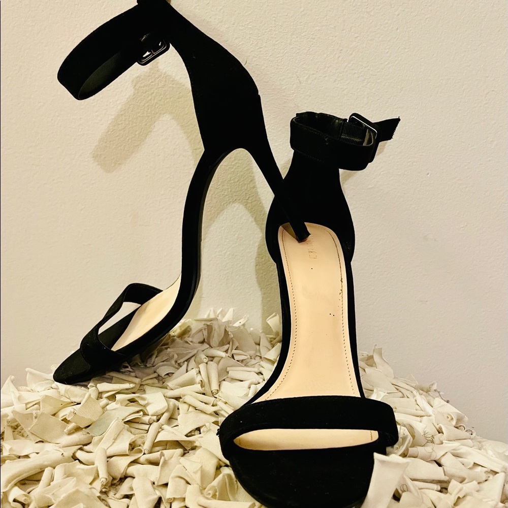 Women’s open toe black shoes!